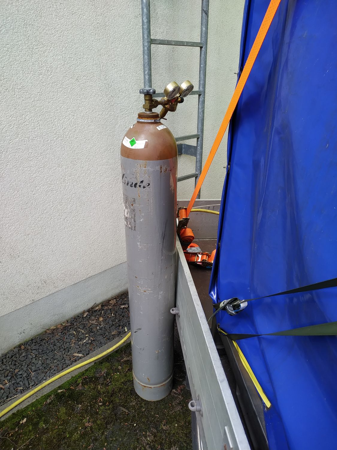 Helium-Flasche im Feldeinsatz