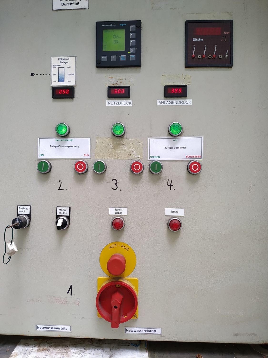 Steuertafel der Helium-Beladestation
