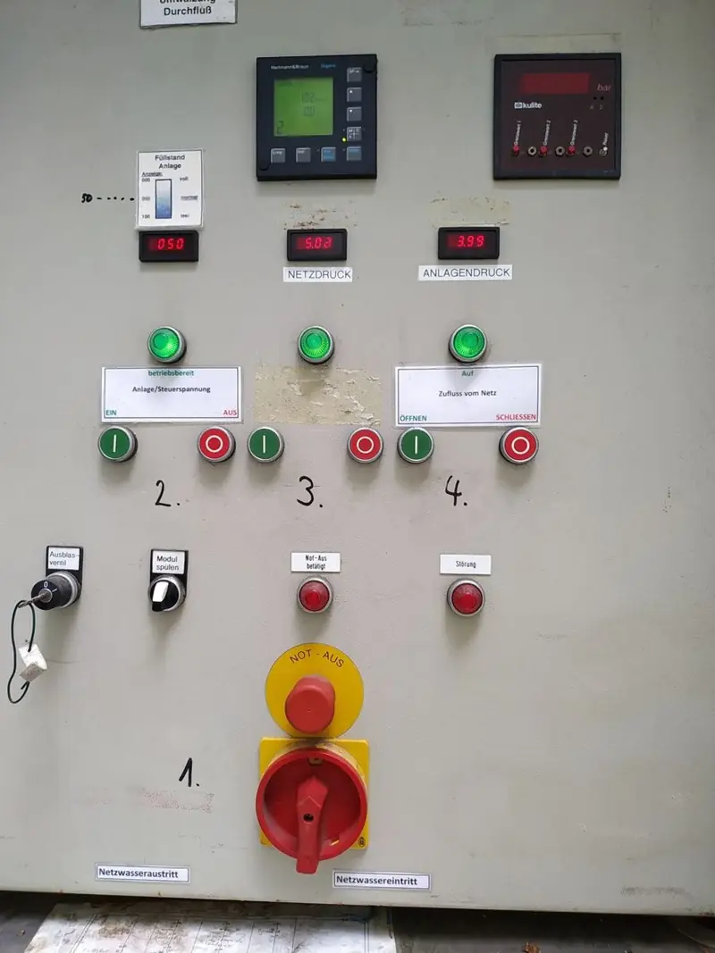 Steuertafel der Helium-Beladestation